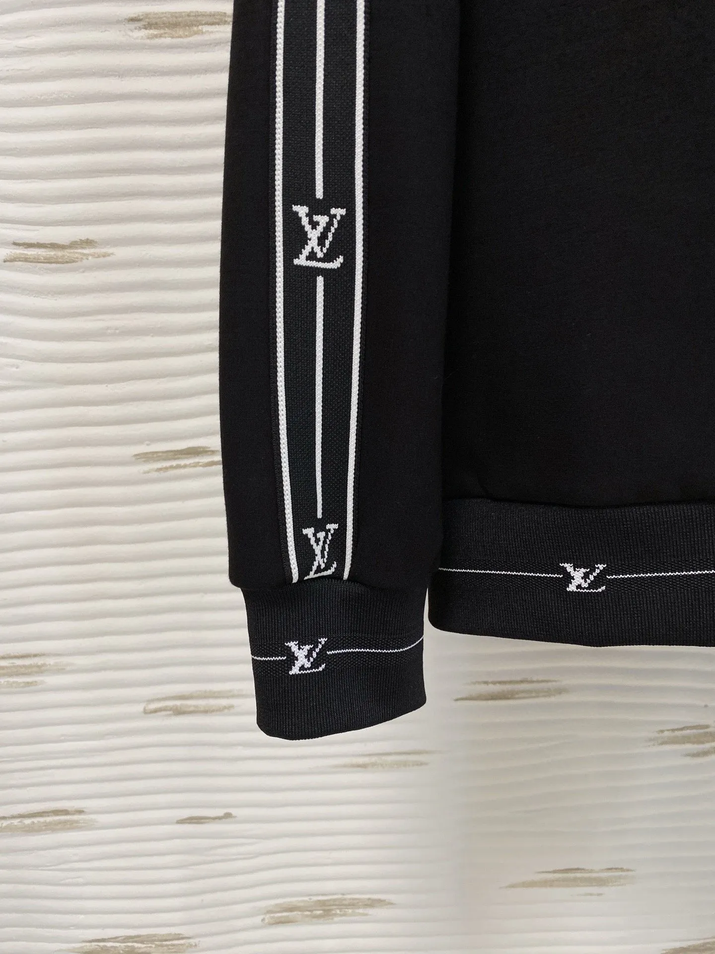 🅿️540 [LV Louis Vuitton] hot-selling suit is coming. Focus on the original version of the official website. 2025 new hot-selling round neck sweatshirt suit. The original order is the best 🇭🇰. It is the meticulous work of top designers for a fitting and perfect upper body effect. All-natural high-quality Tencel Roman cotton 100%, close-fitting comfort, noble and elegant! Original hardware embodies elegance and nobility! Counter size: M-3XL (maximum wear up to 190 pounds)